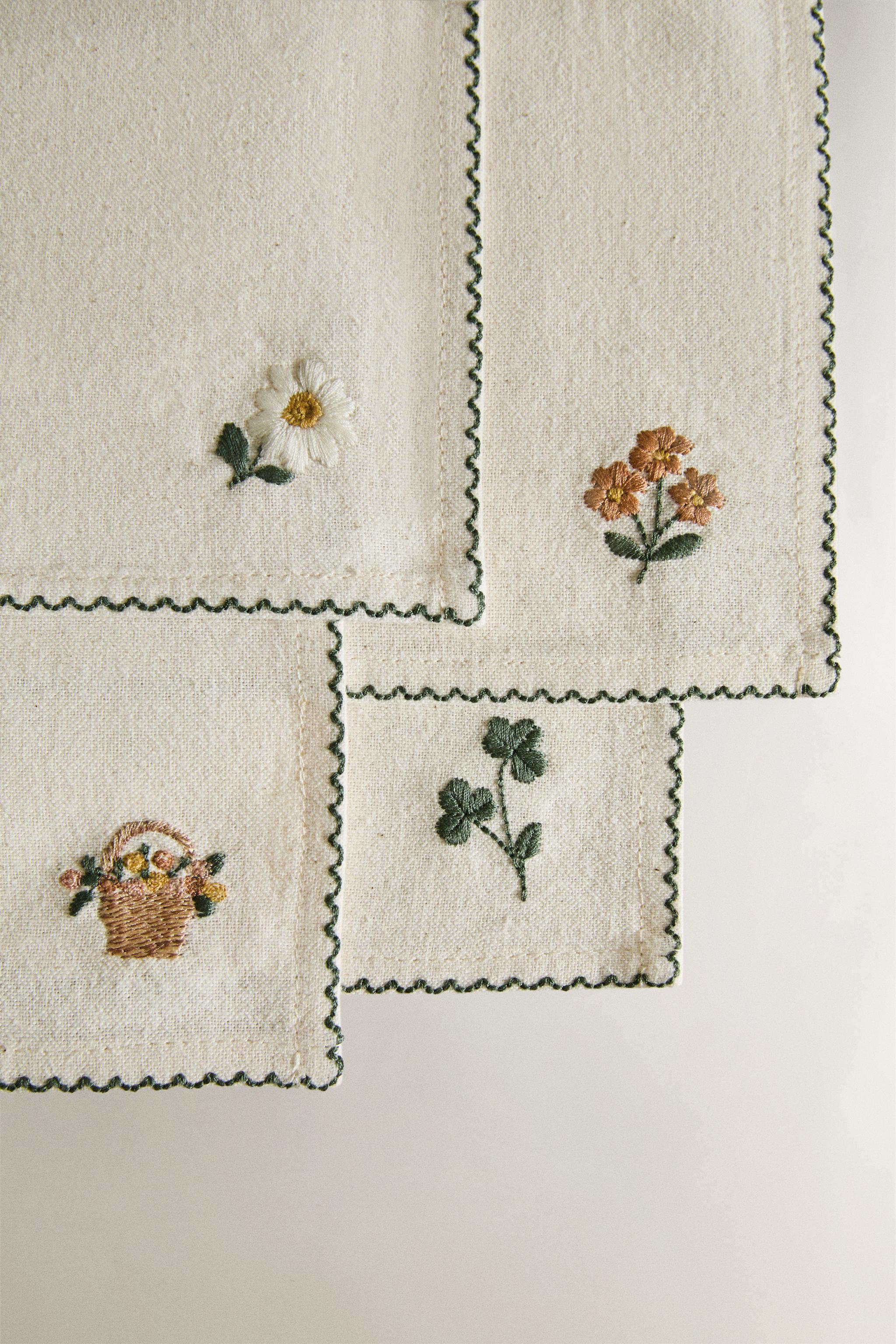 LOT DE SERVIETTES DE TABLE BRODERIE FLEURIE (LOT DE 4)